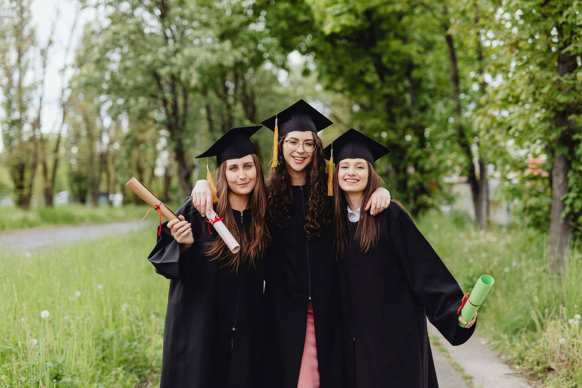 Fotografie grup studenți absolvire