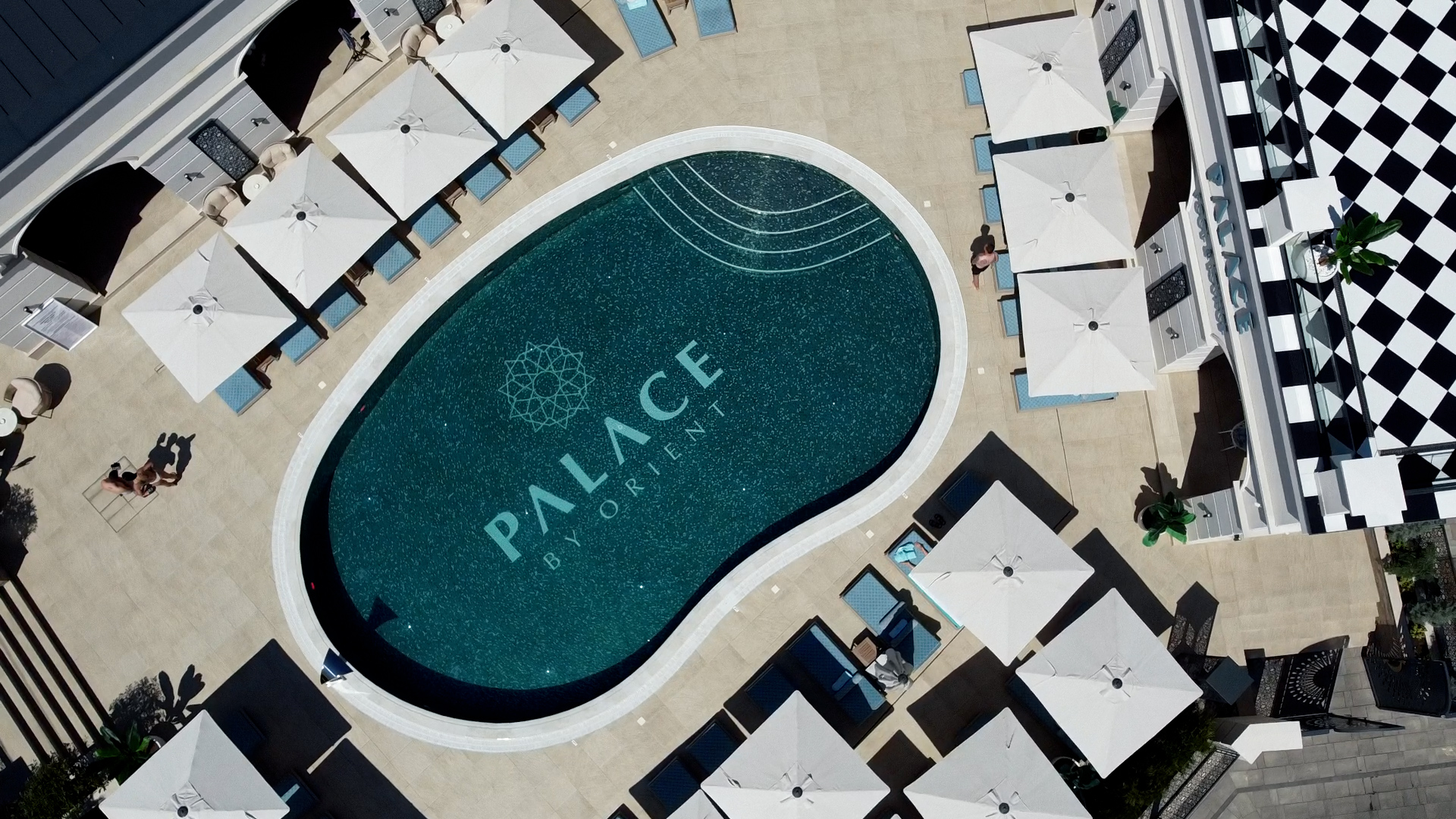 Palace by Orient Brăila cadru aerian — piscină și lounge