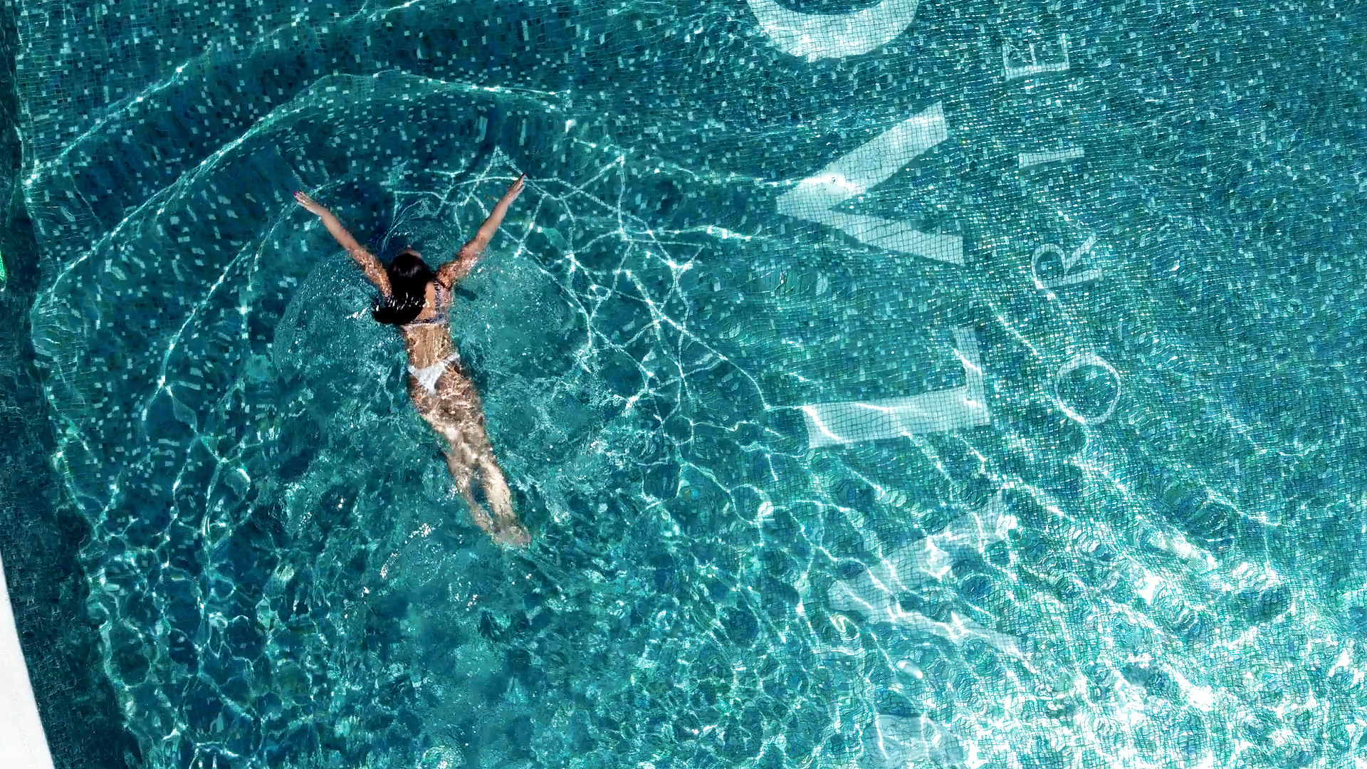 Piscina Palace by Orient top-down din dronă — cadru cinematic aerian