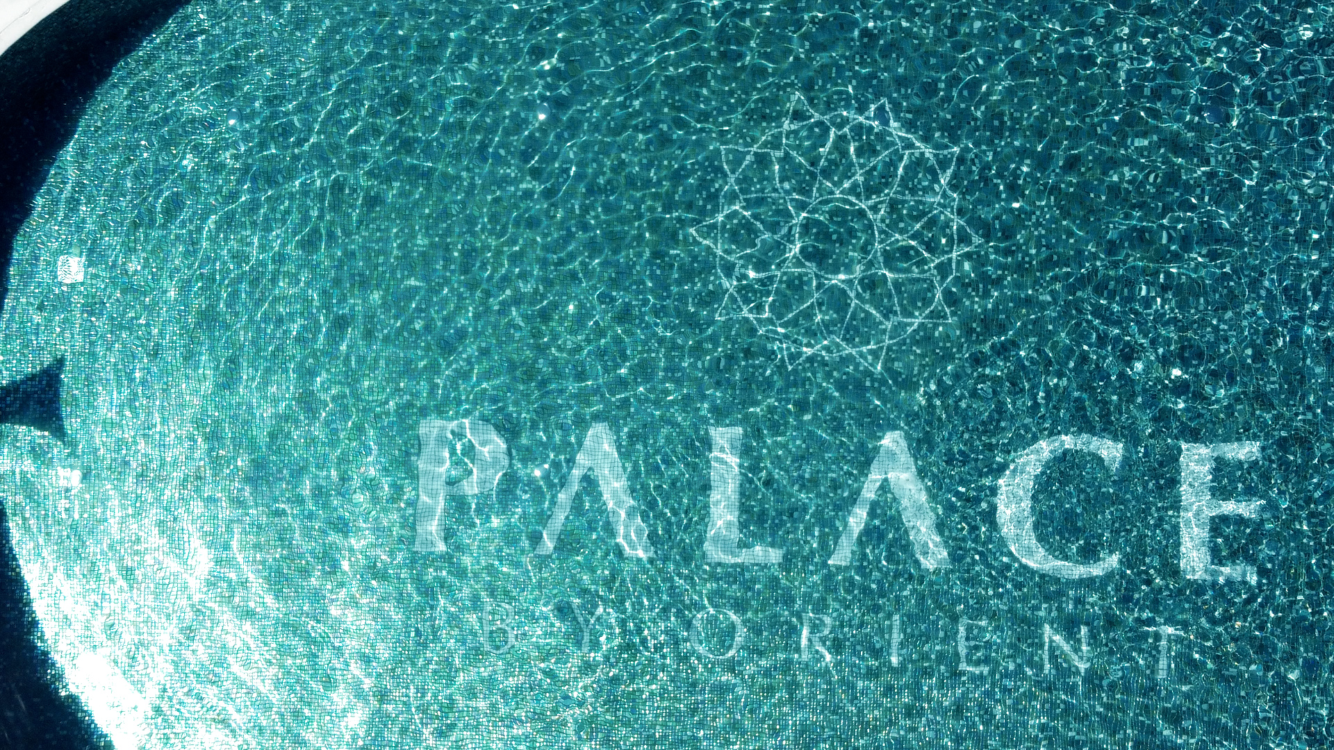 Logo Palace by Orient integrat pe fundul piscinei — cadru aerian dronă Brăila