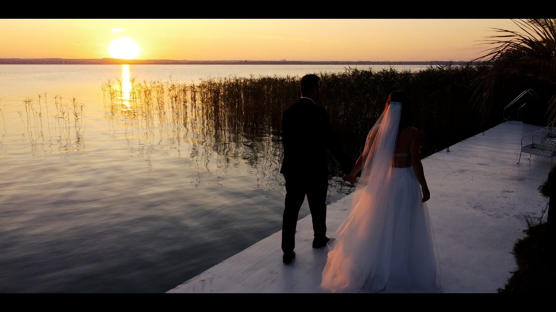 Filmare dronă nuntă pe plajă – cuplu pe malul mării – HB Photography