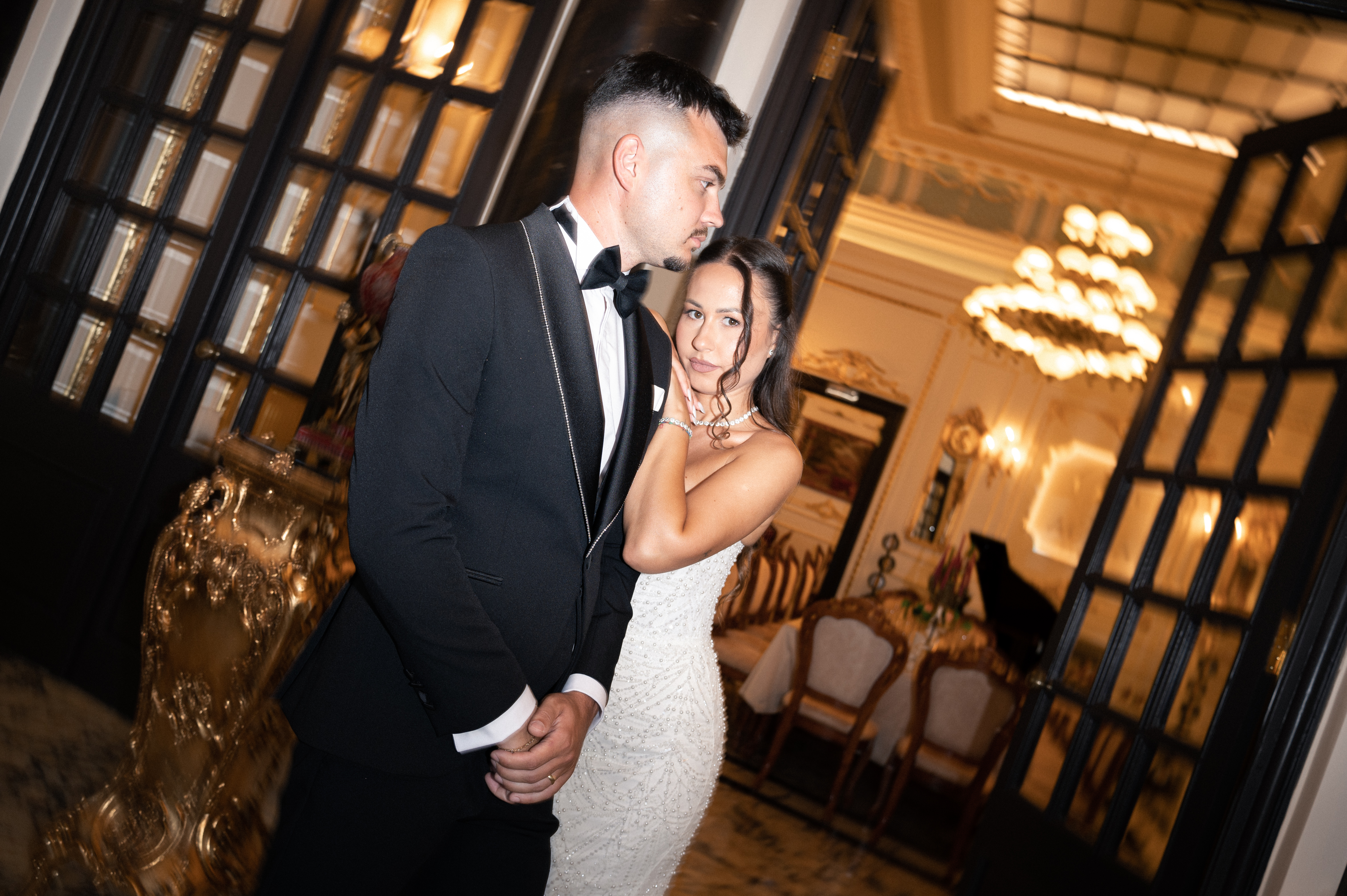 Diana și Daniel, portret editorial în salonul cu stucaturi aurii de la Auria Palace Galați